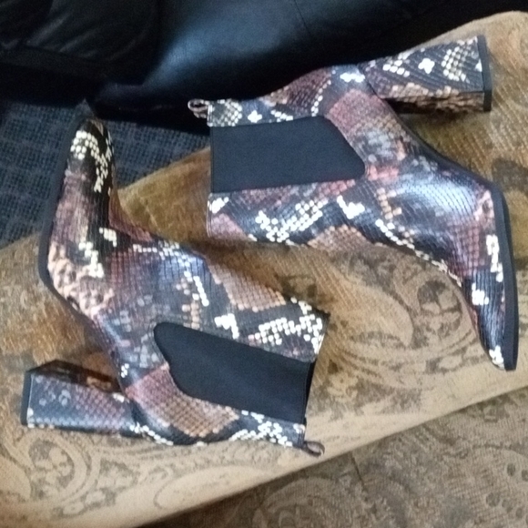 Sam Edelman Cirus Rattle Snake Skin Booties - Picture 3 of 6